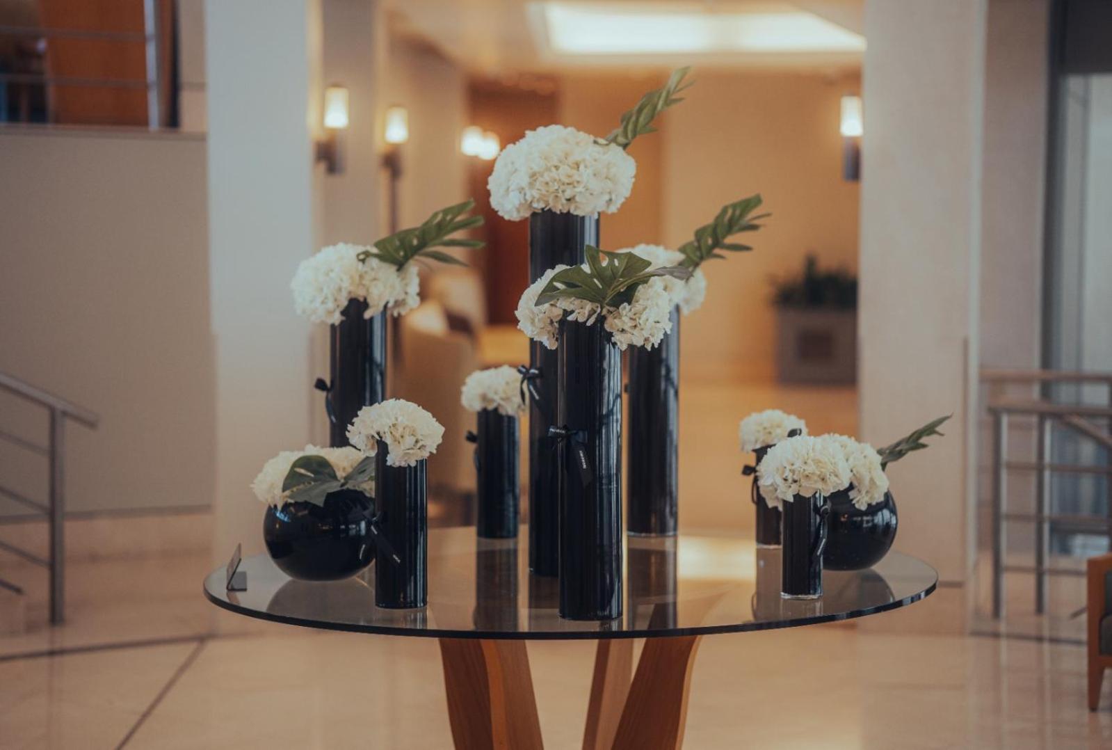 Marina Hotel Kuveyt Dış mekan fotoğraf Flower arrangement at the entrance of the hotel